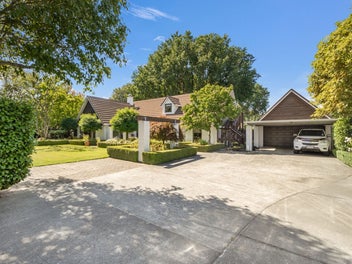Beautiful Home on 1526 m² with Guest Suite & Pool