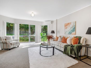 Priced to Sell in Prestigious Lakeside Drive!