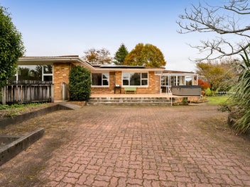 Generous Living - Fringe of Inglewood
