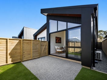 Beachside Brand-New in Lyall Bay