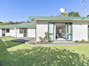 PRIVATE, SUNNY LIVING – PRIME LOCATION