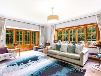 CAPTIVATING HOME - PEACEFUL SETTING