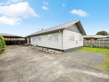 Private. Huge Bedrooms. Close to Te Rapa