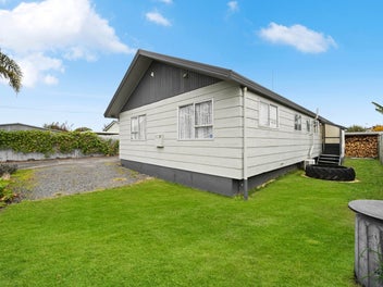 Private. Huge Bedrooms. Close to Te Rapa
