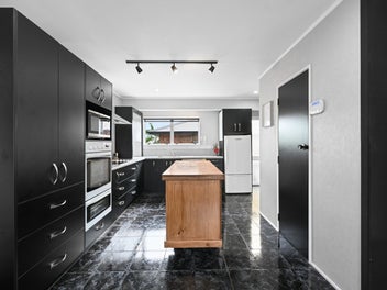 Private. Huge Bedrooms. Close to Te Rapa