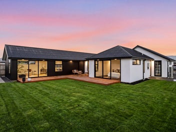 New, Neat & Discreet! 260m2+ Contemporary Home!