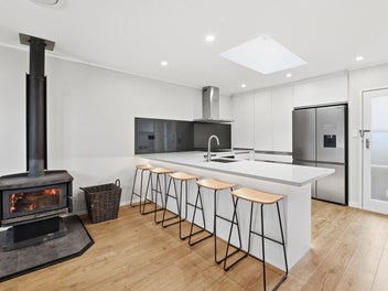 Brilliant family living & Lynmore school zoned