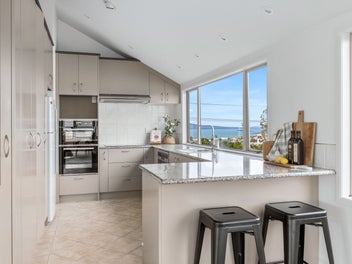 Panoramic views and zoned for Westlake