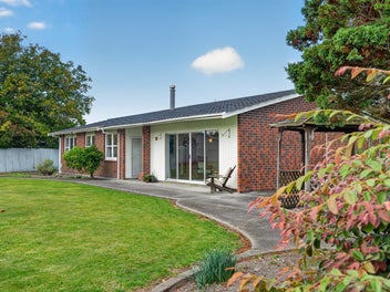 Town Living, Paddock & Mountain View