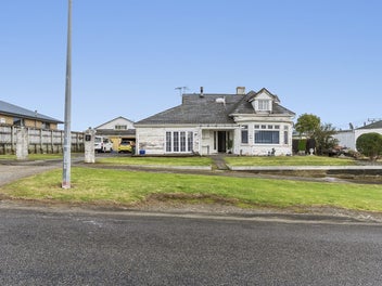 A GRANDE OLDE LADY - 1/4 ACRE SITE!