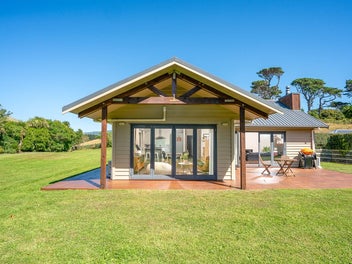 REFINED COUNTRY LIVING WITH EQUESTRIAN FACILITIES