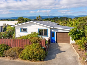 Cute Coastal Retreat with Stream Access and Mounta