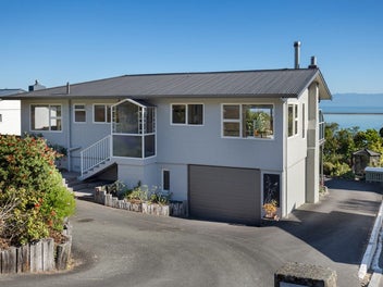 Sea Views and Flexible Family Living