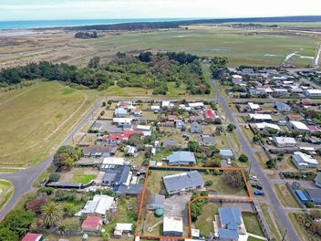 Living It Large In Tangimoana!