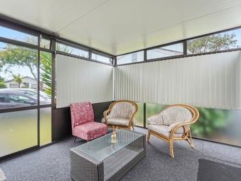 Big - 2-Bed Home with Huge Conservatory!!