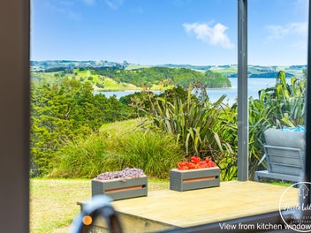 Country Lifestyle with water views
