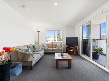 Spacious Three Bedroom Apartment in the Bays