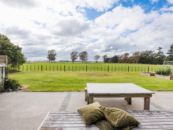 TEAM LEWIS - STUNNING PROPERTY NEAR TOWN BOUNDARY