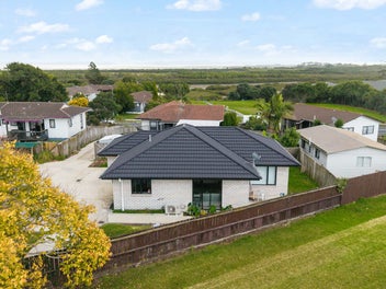 Sun-Soaked Family Living on Freehold 288sqm