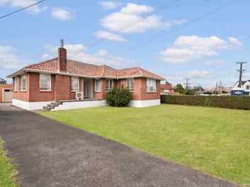 A Classic Treasure Awaits in Te Atatu Peninsula!