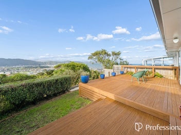 Easy Living With Harbour and Valley Views