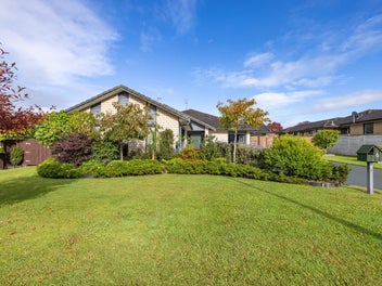 Executive Elegance in Prestigious Northwood Close!