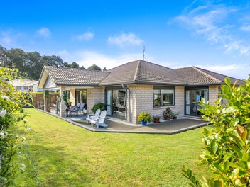 Executive Elegance in Prestigious Northwood Close!