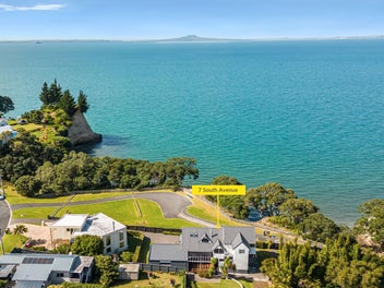 Location + Expansive Seaviews + Exceptional Living