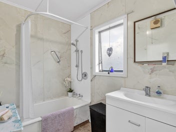Cute cottage, huge section, big potential