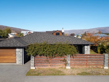 Stunning Mountain Views in Old Cromwell.