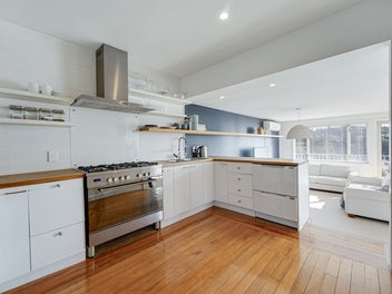 Fabulous Outlook, Sunny Family Home!