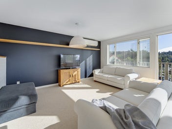 Fabulous Outlook, Sunny Family Home!