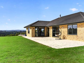 Country Escape - Minutes From Town!