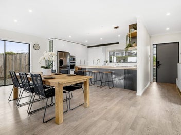 Owner Built Beachlands Beauty!