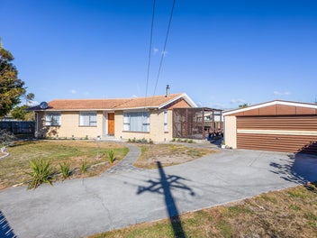 Sun-Soaked Living with Space to Entertain