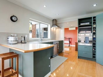 OVERSEAS VENDOR SAYS SELL-BIG HOME BIG OPPORTUNITY