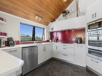 Views & privacy right by the beach!