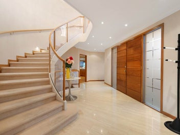 Front Row Fairway Estate–Exceptional Family Living
