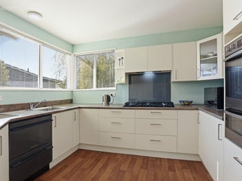 Modernised 1970s Charm with Bonus Studio Space