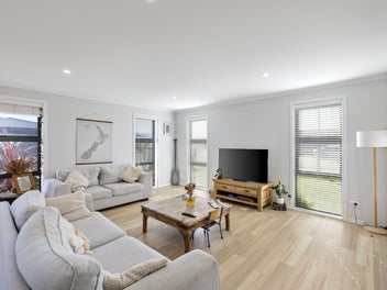 Sunny Modern Home on Large Section