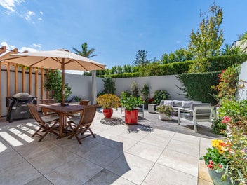 SPACIOUS, SUNNY AND PEACEFUL MISSION BAY APARTMENT