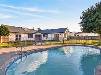Expansive Family Home in Quiet Cul-de-sac