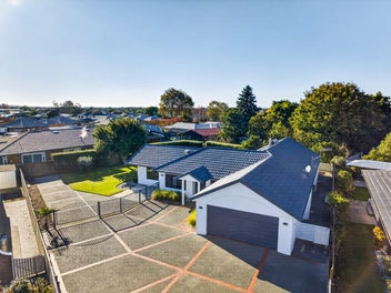 Expansive Family Home in Quiet Cul-de-sac