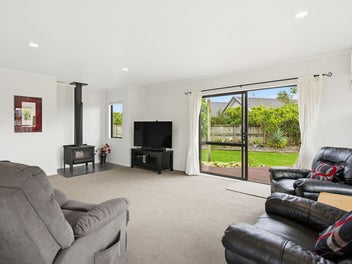 SUN. WOODFIRE. ENSUITE. WALK TO TOWN.