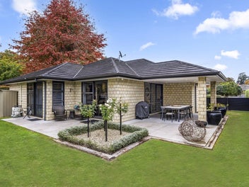 Private Living with Triple Garage in Cambridge