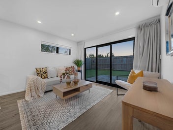 Entry level - Modern Corner Townhouse Living