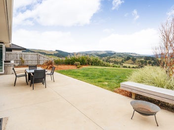 Unbeatable Views & Contemporary Living