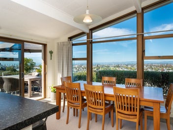 Views to Cape Kidnappers - elevated family living