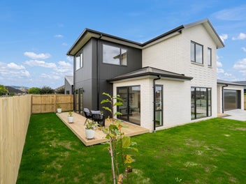 Stylish New Living with Sun & Views