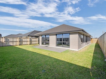 Peaceful Modern Living with a Deadline to Meet